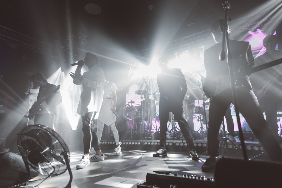 Световое шоу — впечатляющий формат выступления кавер-группы