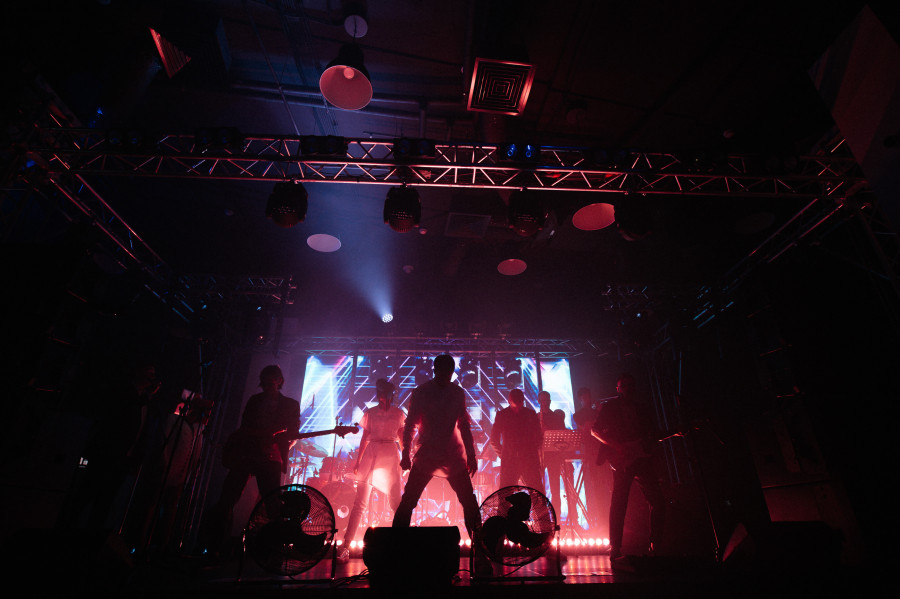 Световое шоу — впечатляющий формат выступления кавер-группы