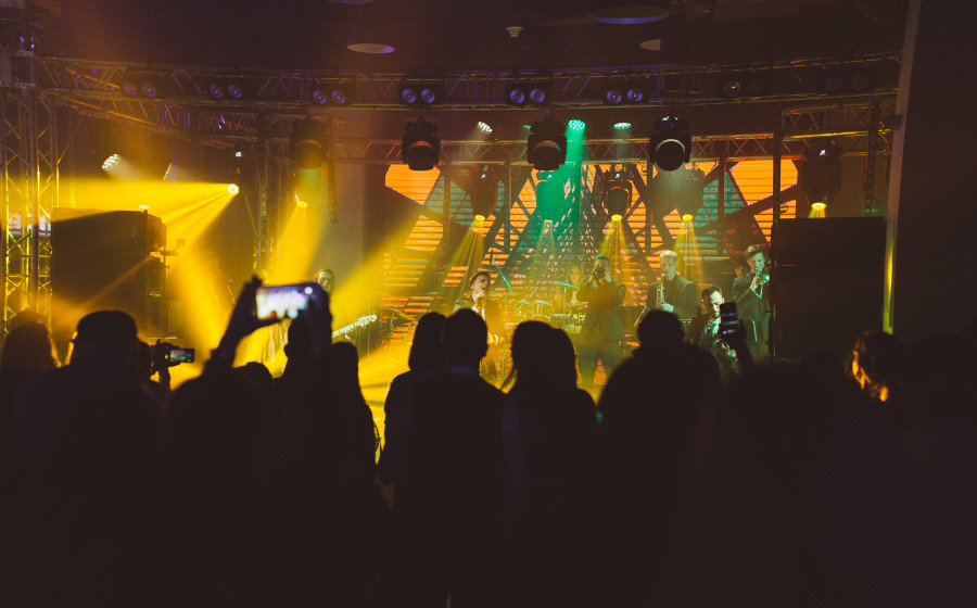 Световое шоу — впечатляющий формат выступления кавер-группы