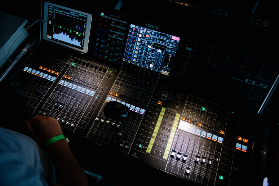 Световое шоу — впечатляющий формат выступления кавер-группы