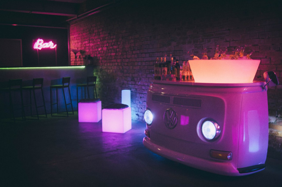 Светящаяся мебель — тренд в свадебном декоре