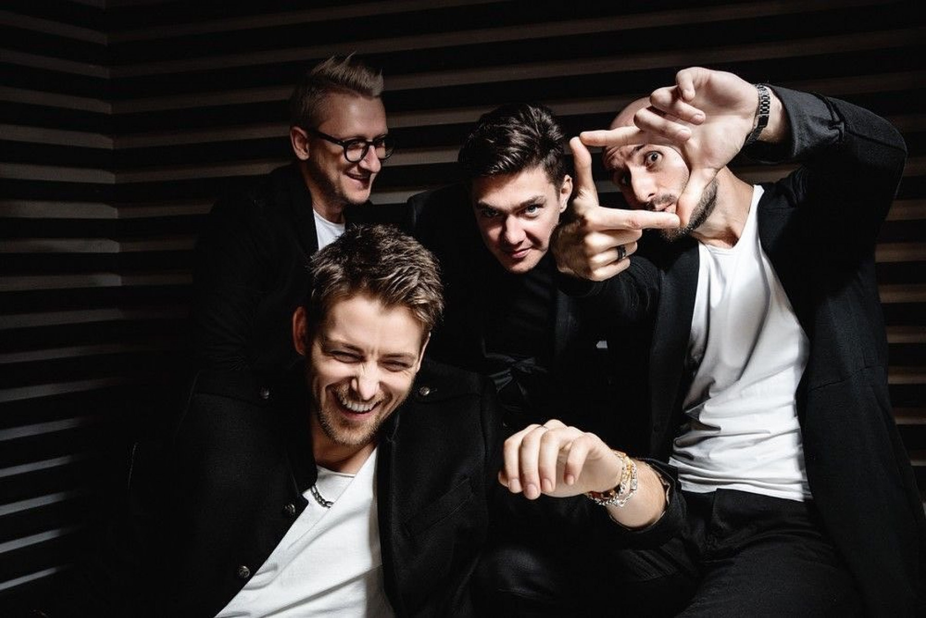 Общительный человек. Коммуникация людей. Компания говори групп. Работать в тнг групп девушкам. Групповая терапия.