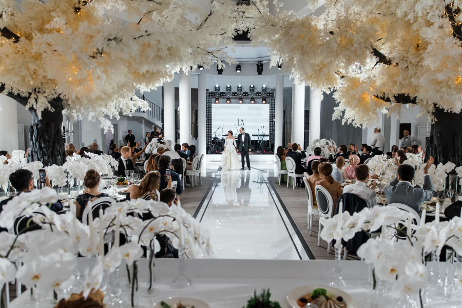 Черно-белая свадьба под сказочными деревьями