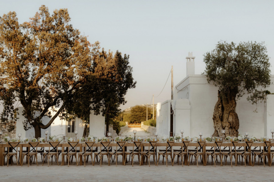 Очень длинные столы для масштабных свадеб