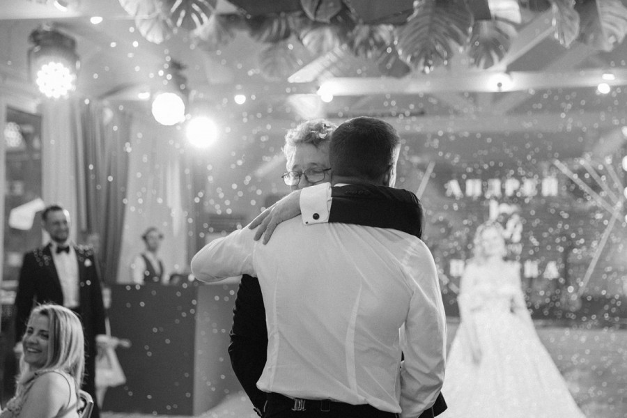 Родители помогают в подготовке к свадьбе. Как