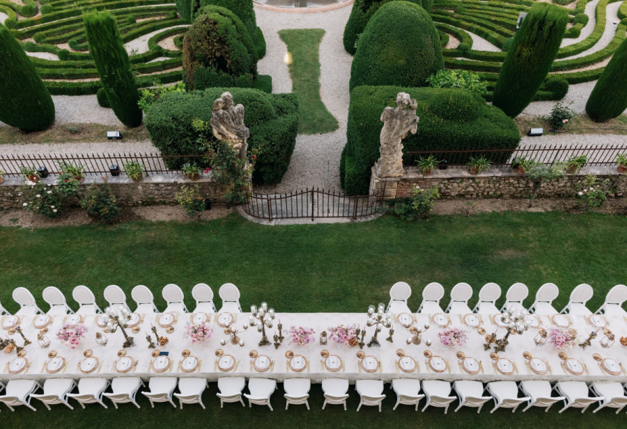 Очень длинные столы для масштабных свадеб