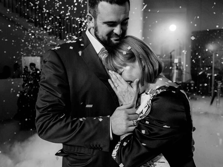 Родители помогают в подготовке к свадьбе. Как