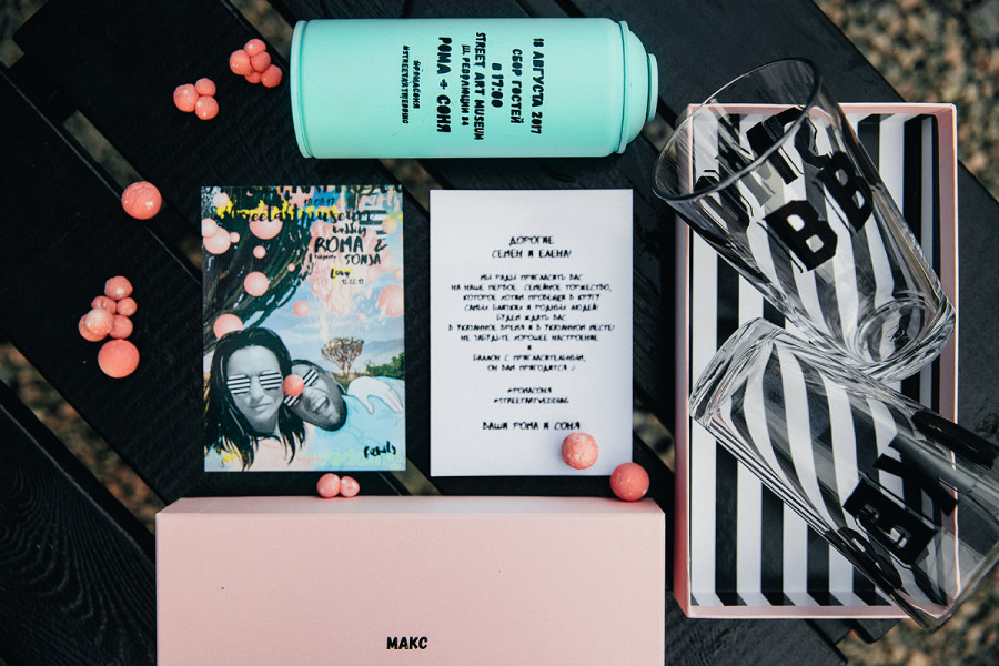 Баллончики с краской, телефонные трубки и другие