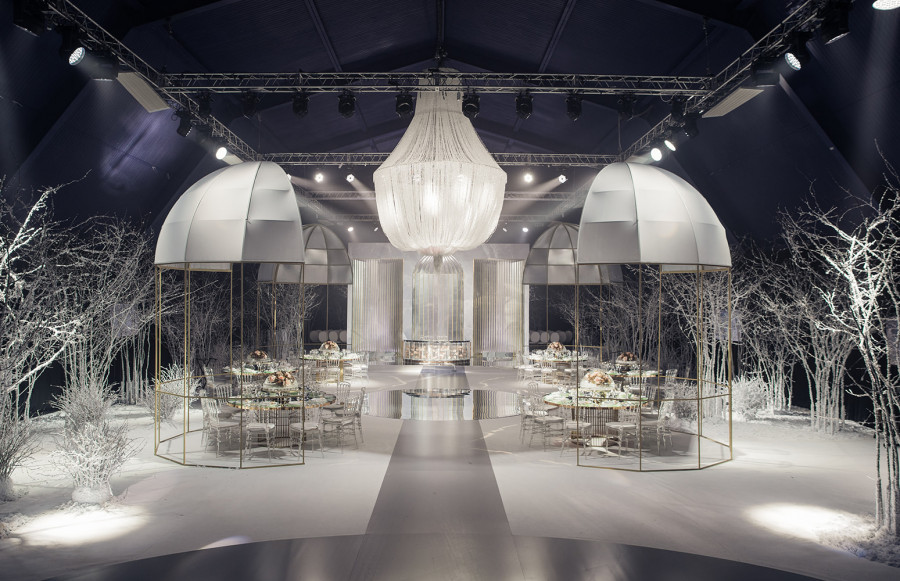 Дымчато-серая свадьба в атмосфере зимнего леса