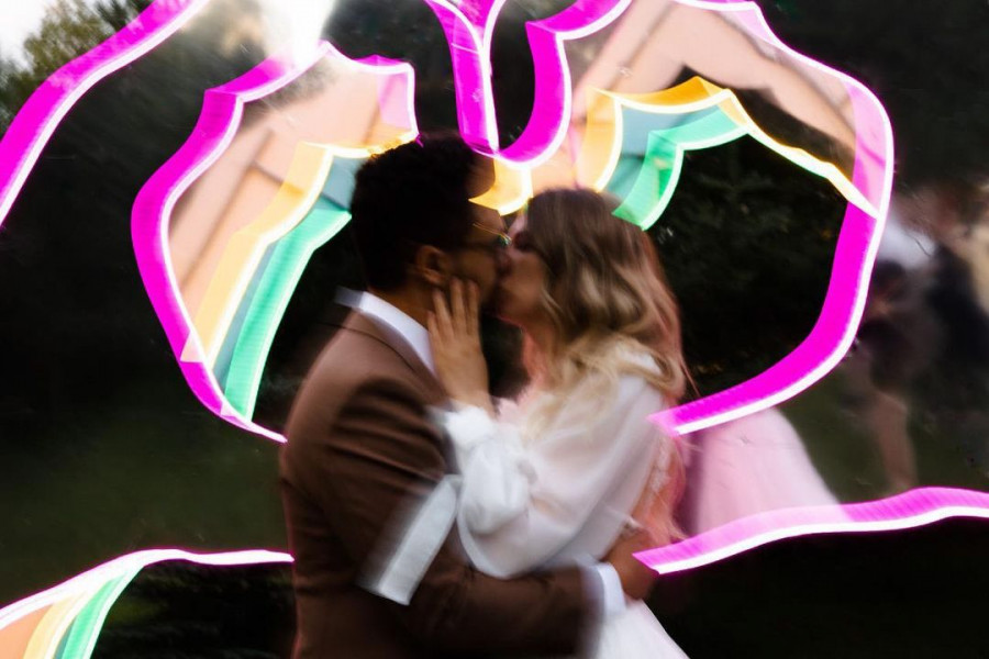 Как стильно использовать неон в свадебном оформлении