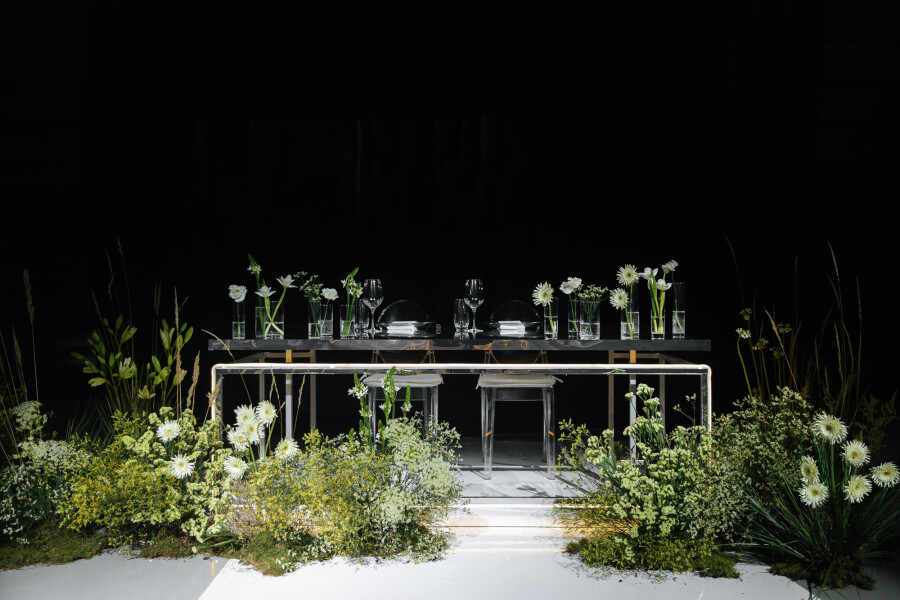 Футуристичный свадебный декор с парящими цветами, сложной