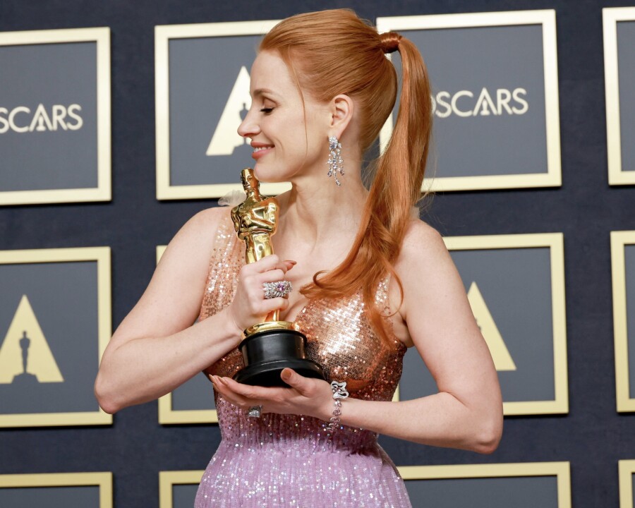 Прически для подружки невесты 2022