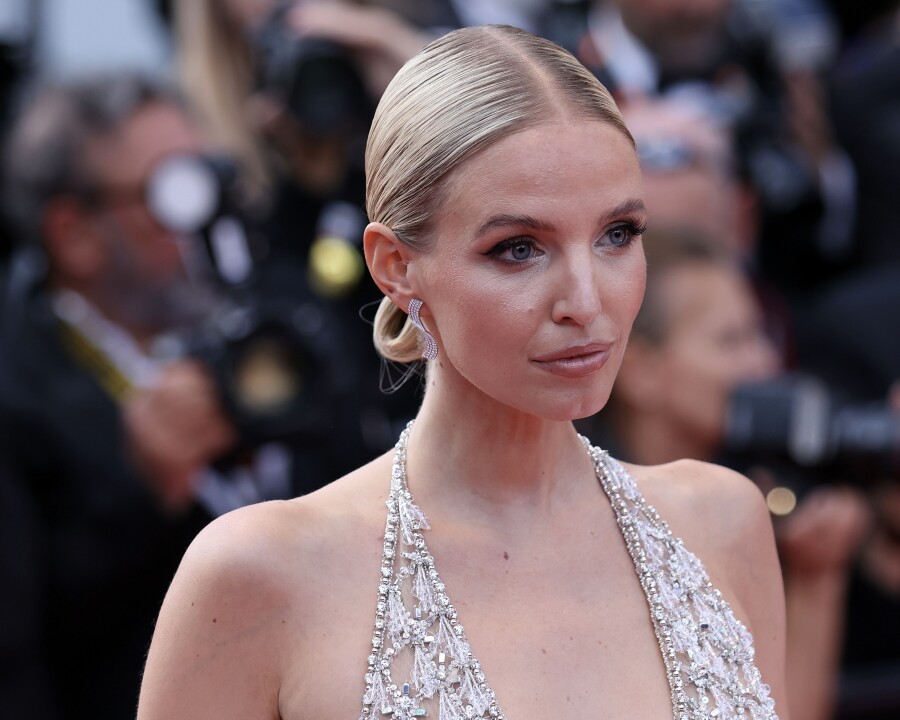 Прически для подружки невесты 2022