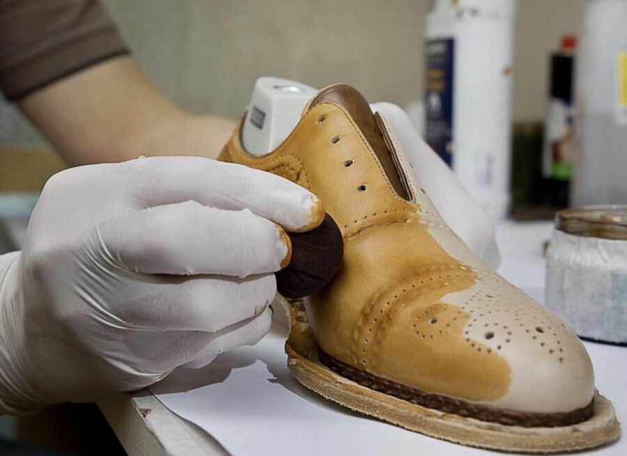 Где купить премиальную мужскую обувь ручной работы?