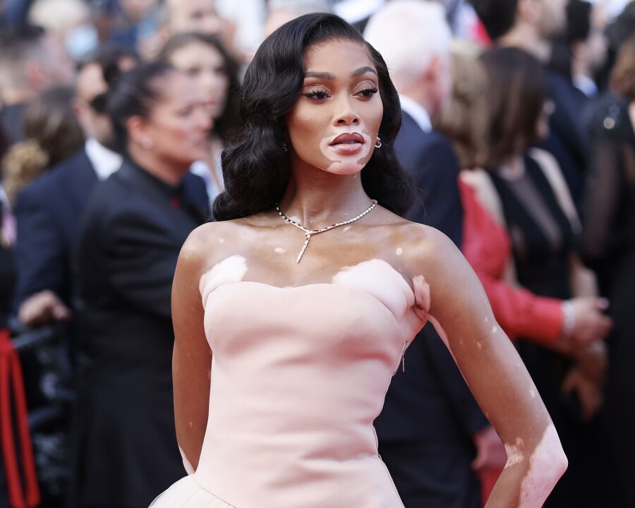 Прически для подружки невесты 2022