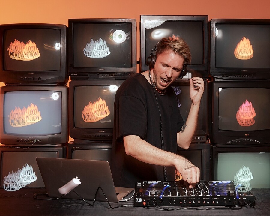 Как сделать небанальный музыкальный сюрприз на свадебной