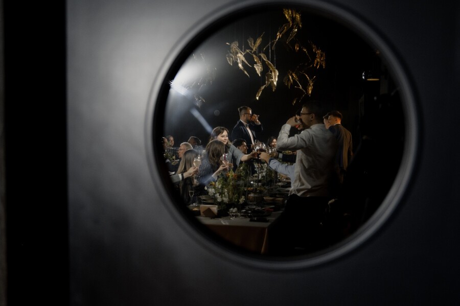 Вулканический песок и хрупкие цветы на свадьбе