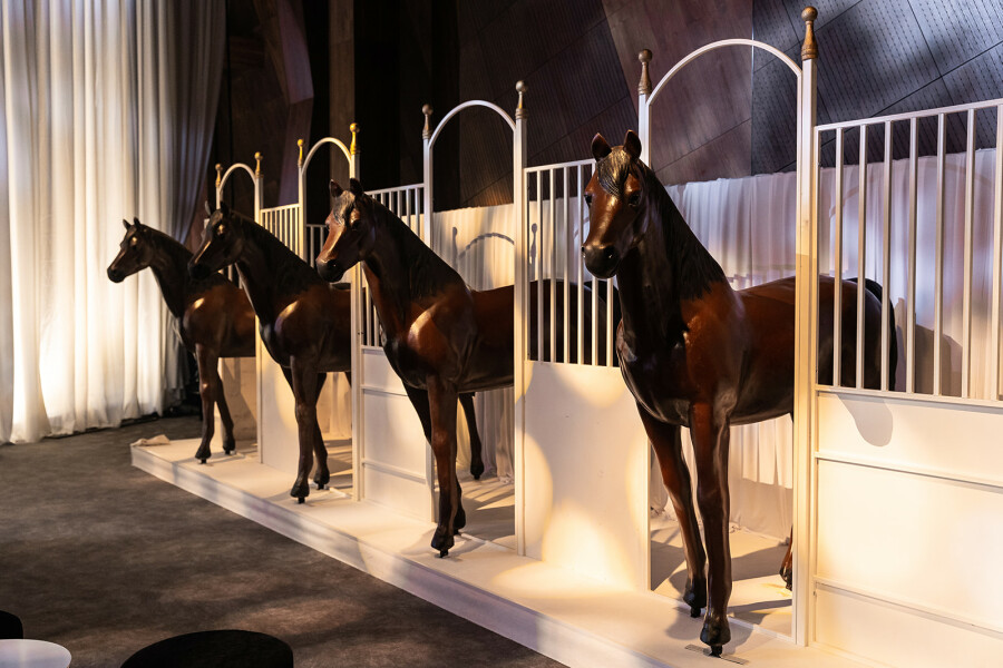 Черно-белая свадьба в стилистике конного клуба