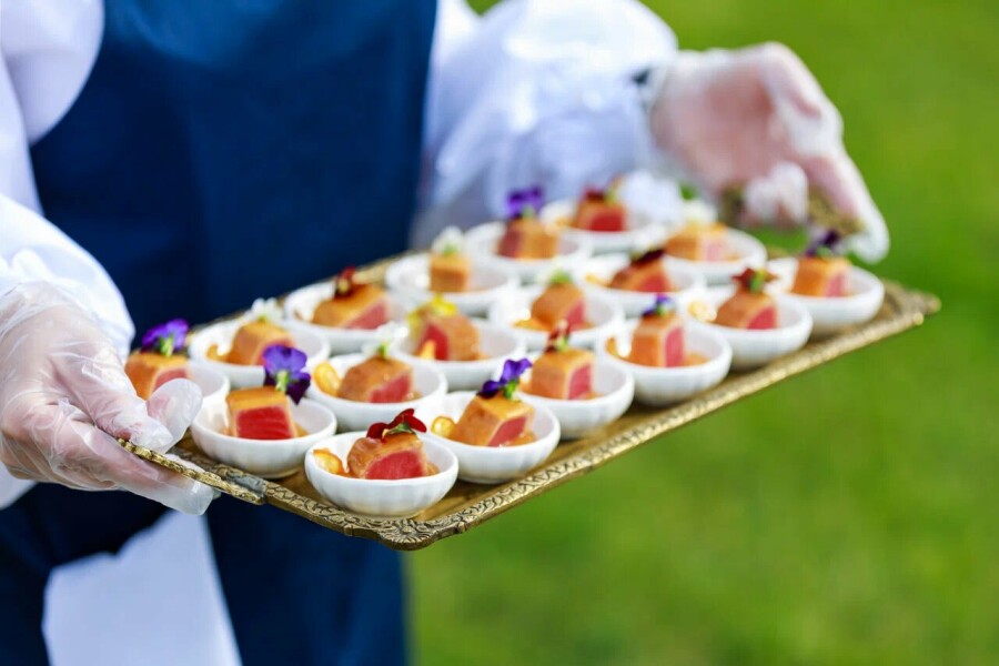 «С помощью вкусов, ароматов и подачи блюд