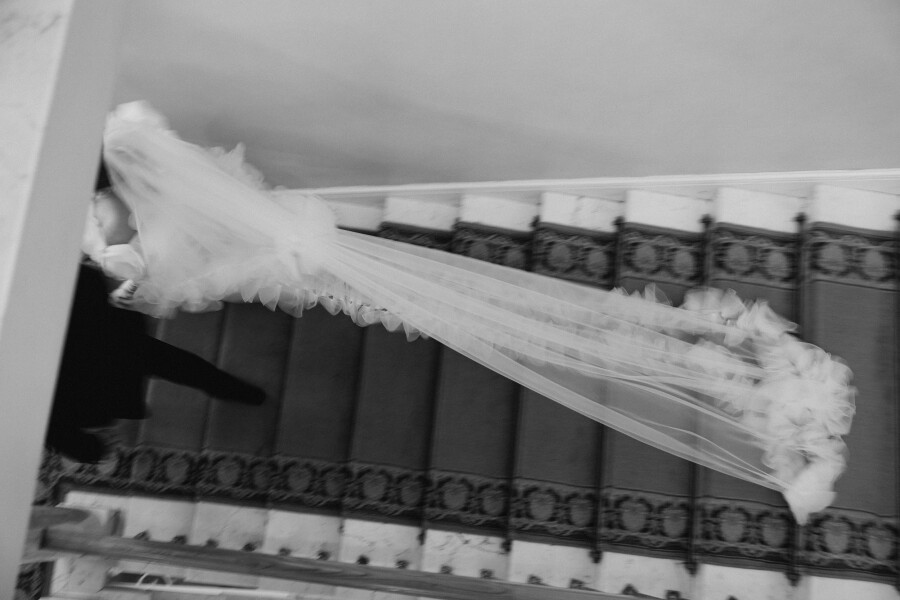 Кадры в духе VHS-кассеты родителей, песни под