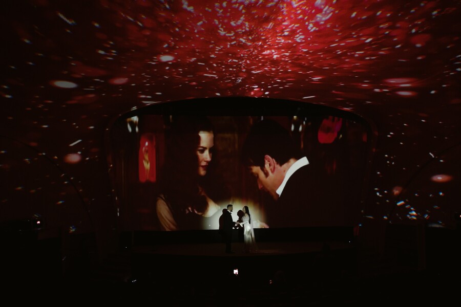 Кинематографичная свадьба в эстетике «Мулен Руж» в