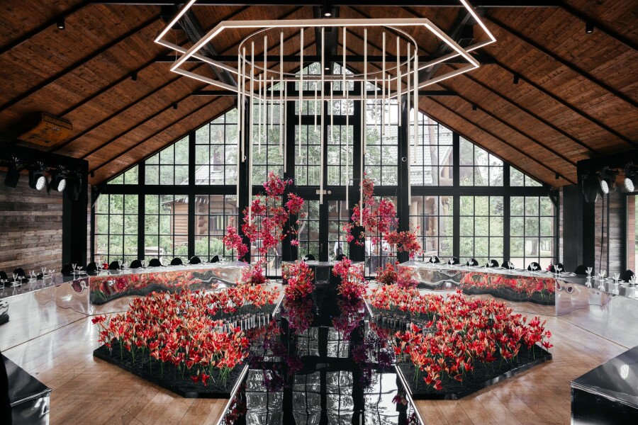 История свадебного декора с 2500 лилий, шестиугольной