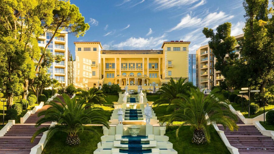 11 особенных отелей России для медового месяца