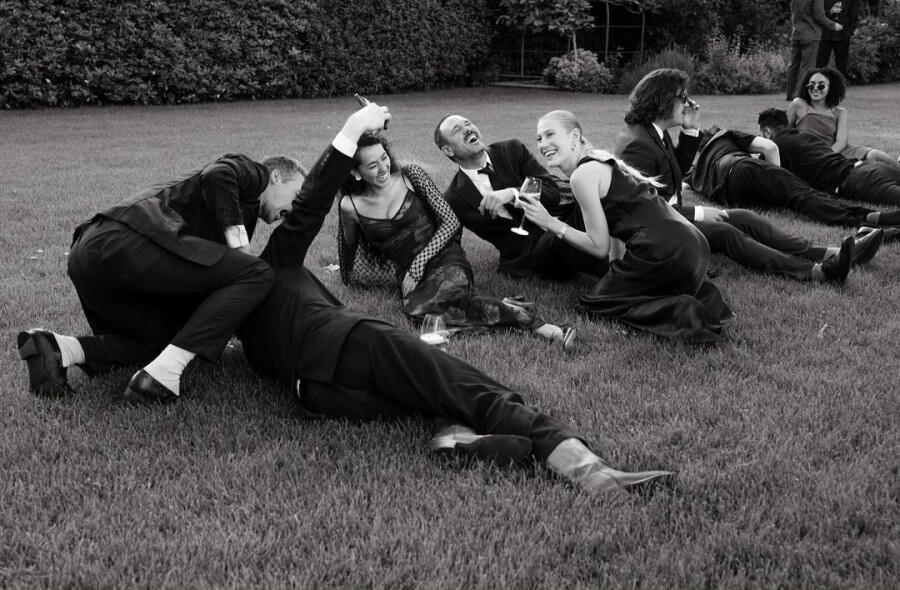 Пара и гости на свадьбе. Как уделить