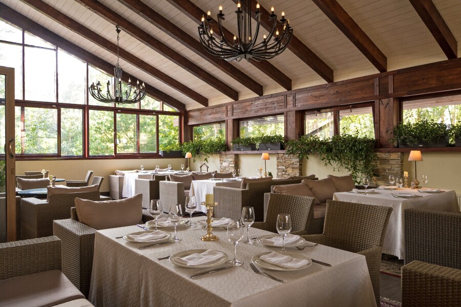 Ресторан в сосновом сквере с гарантией приватности