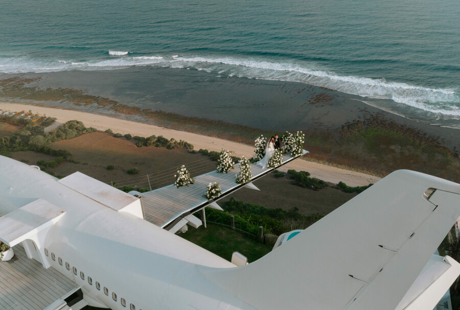 Церемония на крыле самолета, свадебный ужин у