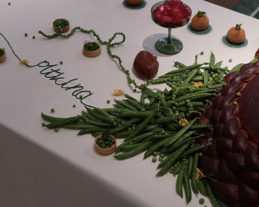 Разрисованная скатерть, каравай и литература. Детали открытия