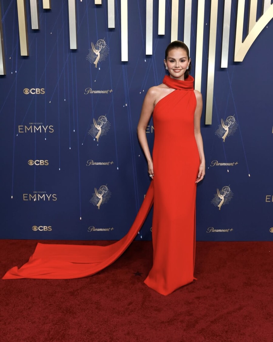 Лучшие образы звезд с красной дорожки «Эмми»