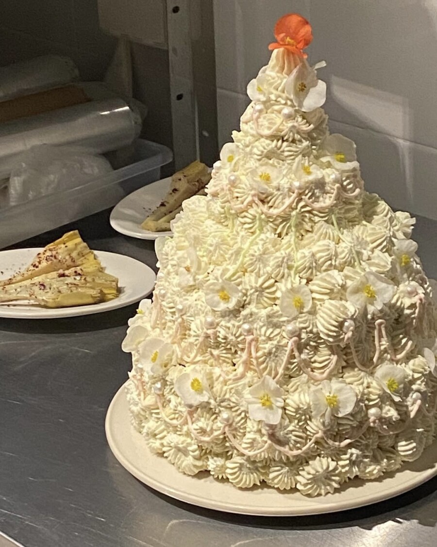 Гигантские многоярусные торты снова в тренде —