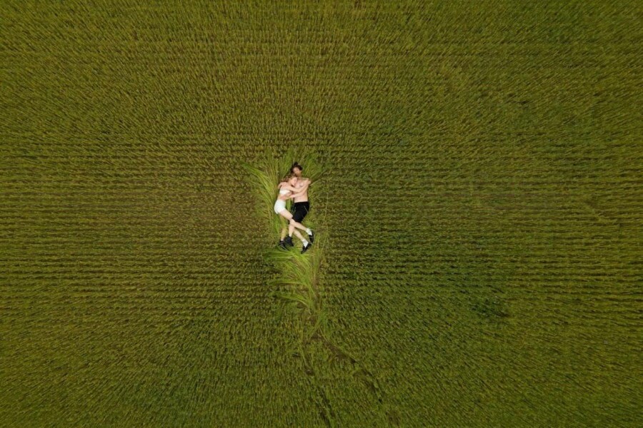 Фотографы одобряют: 7 естественных поз для свадебной