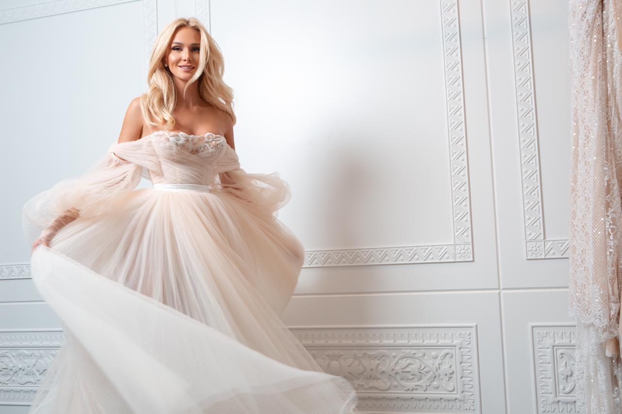 Виктория Лопырева выбирает свадебное платье в салоне