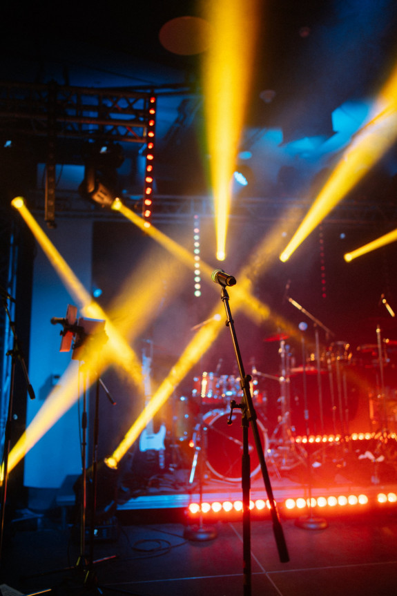 Световое шоу — впечатляющий формат выступления кавер-группы FIVERS