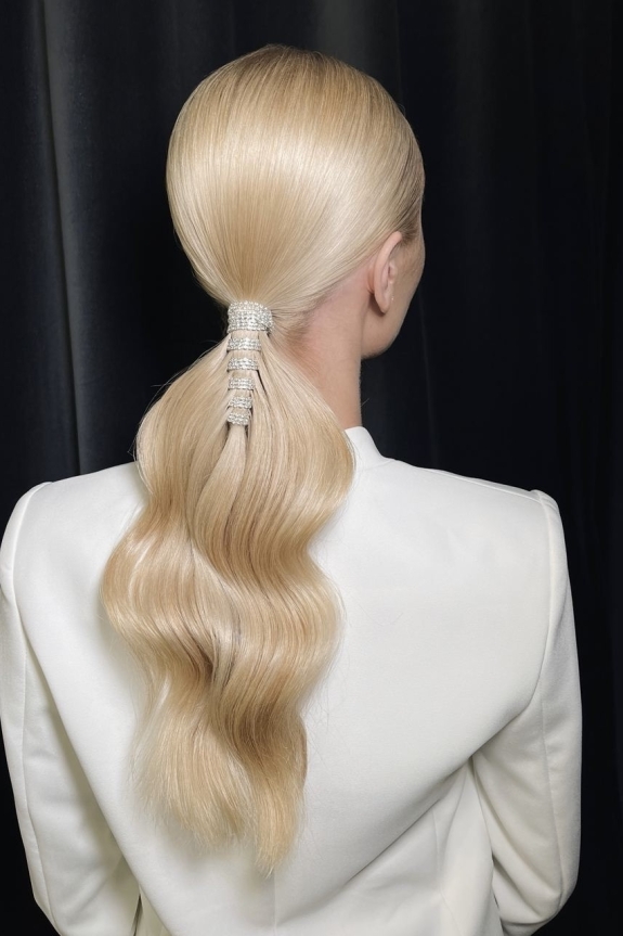 Актуальная прическа на свадьбу 2022