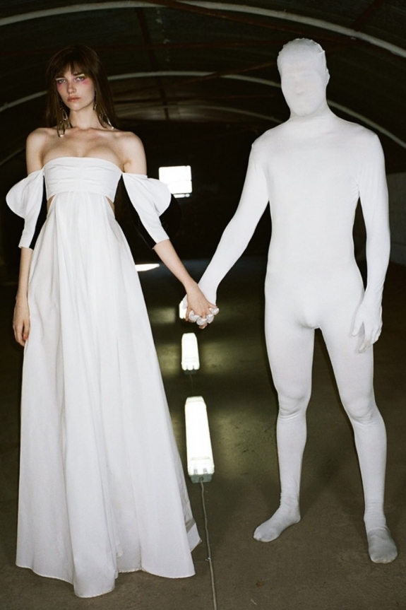 Где купить белый смокинг жениху?