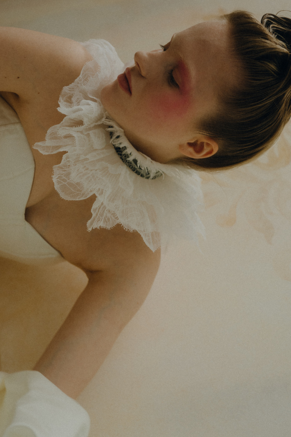 Необычная идея для фотосесии утра невесты | Творческая съемка в стиле современной Екатерины Великой