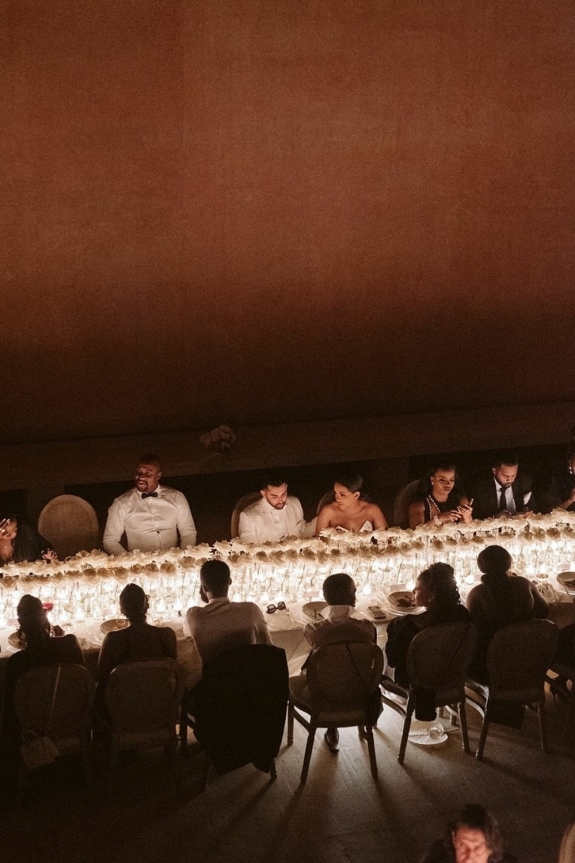 Пара и гости на свадьбе. Как уделить