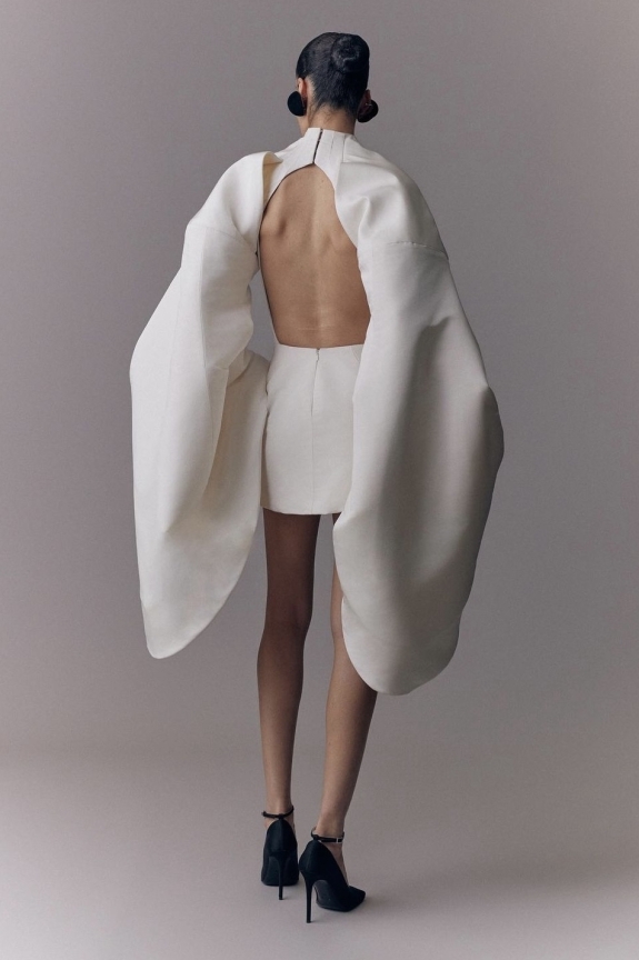 Свадебные платья | Простое свадебное платье | Минималистичное свадебное платье | Модные свадебные платья 2024 | Дизайнерские свадебные платья | Свадебные платья 2024 | Свадебные платья 2024 тренды | Платье невесты