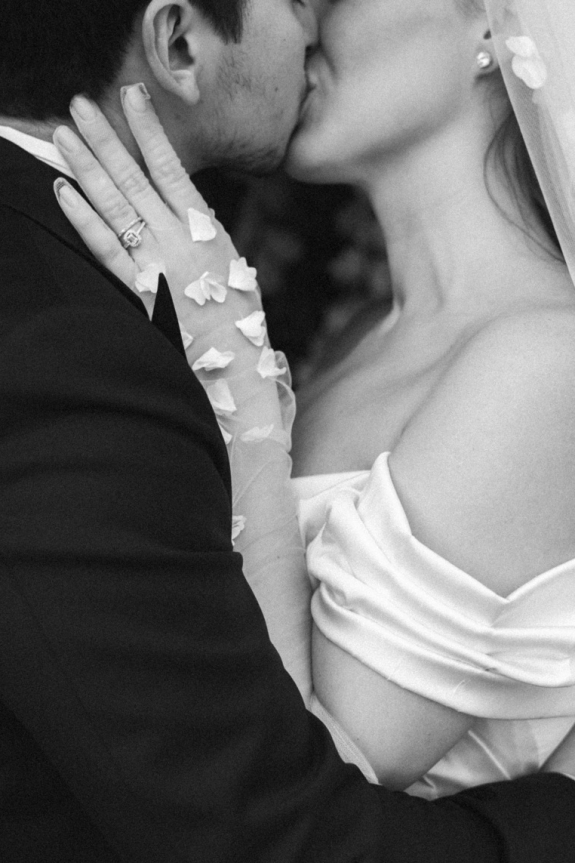 Свадьба в стиле современной классики на Вилле Микетти | Интервью с невестой о любви с первого взгляда, церемонии в розовом саду и трех идеальных свадебных платьях и