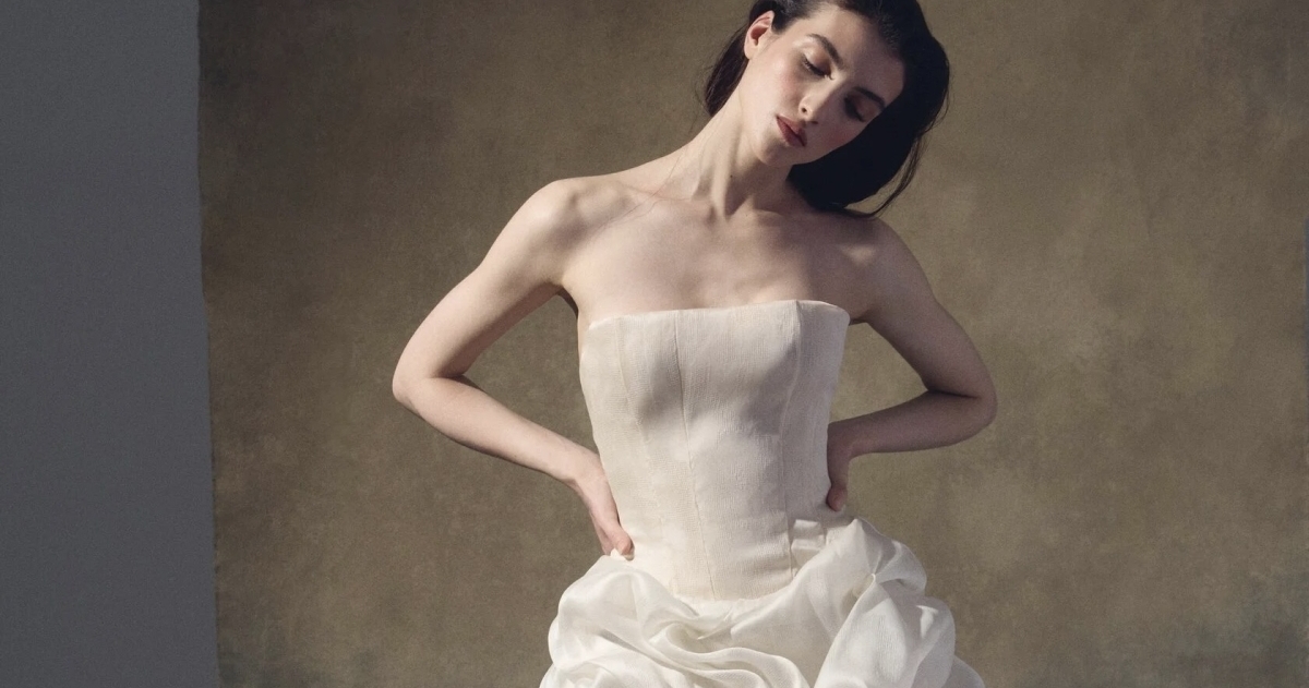 Более расслабленное, но такое же идеальное. Где