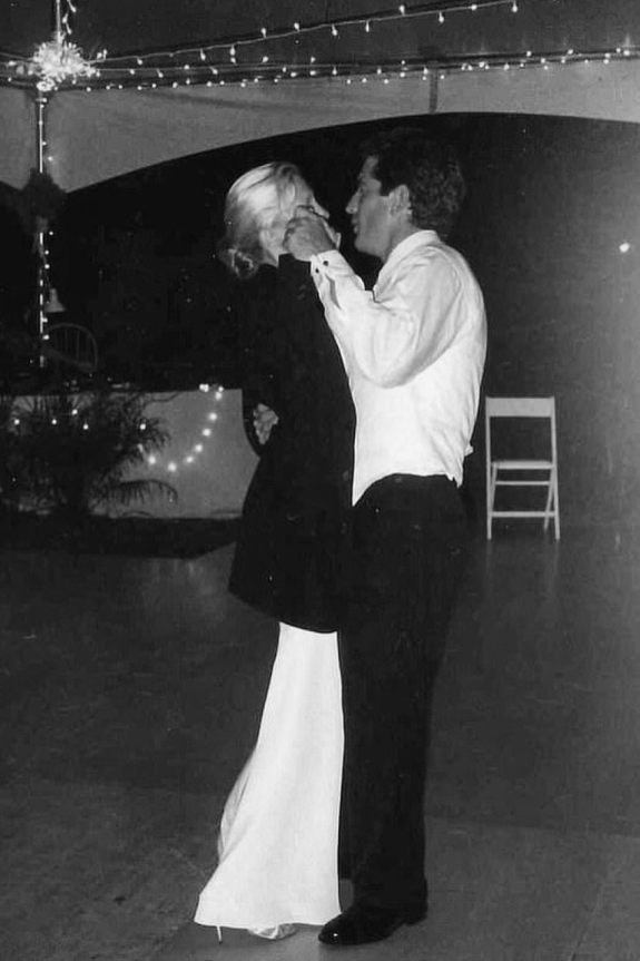 Музыка для свадьбы: плейлист на свадьбу в духе 90-х из сериала «Американская история любви»