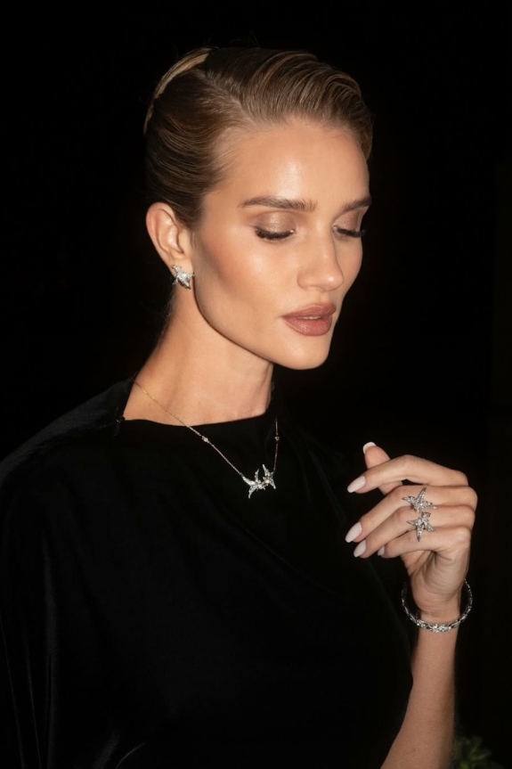 Какие украшения модные в 2026 году? Такие же драгоценные, как у Роузи Хантингтон-Уайтли