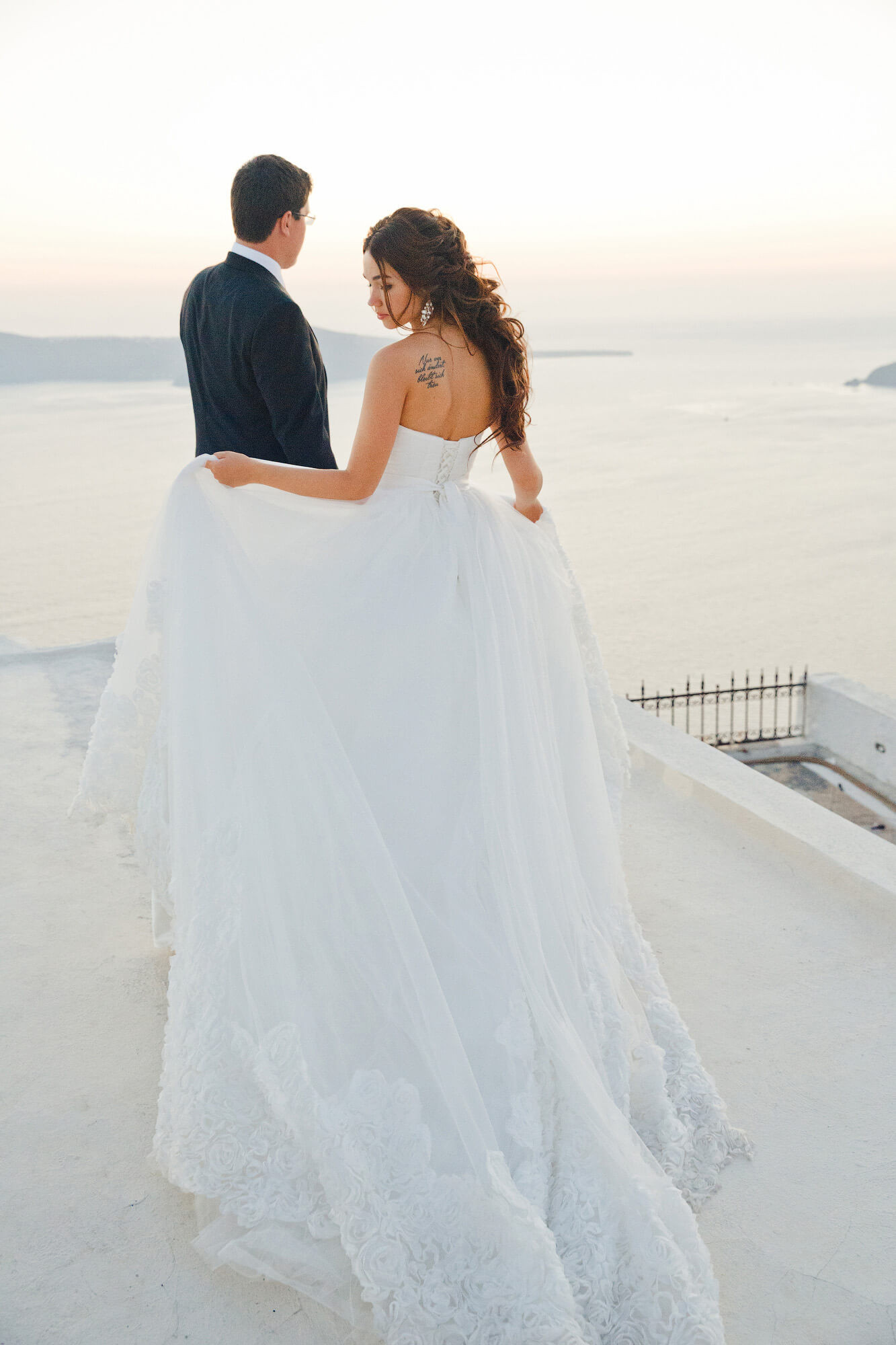 #MarryMeOnSantorini: белоснежная свадьба в Греции