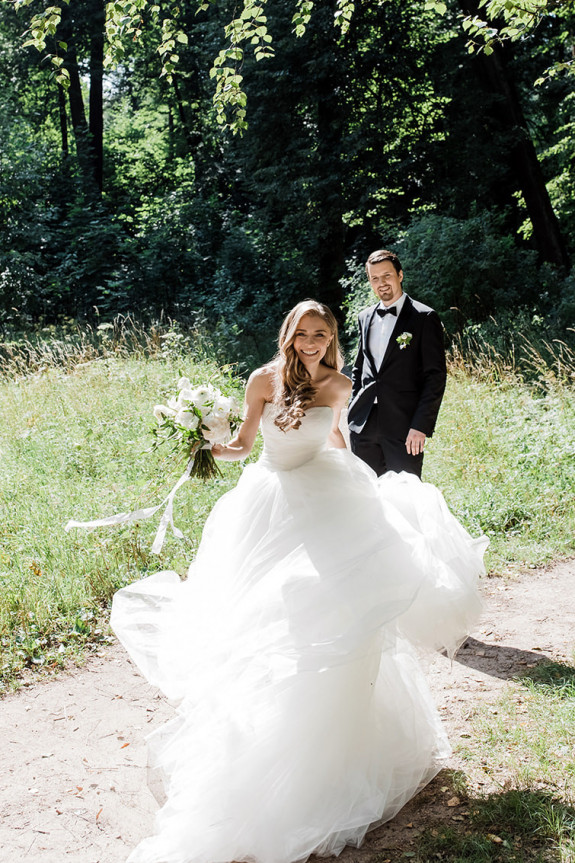 3 свадьбы в лесу среди елей и цветов