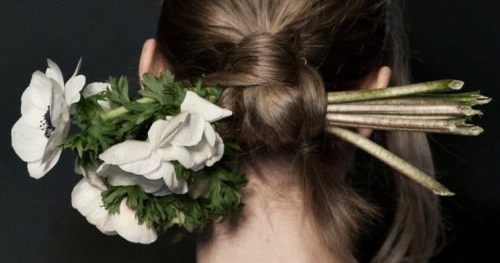 Вместо букета: цветы в свадебном образе