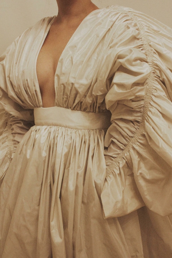 История свадебного платья модного редактора The Blueprint Насти Сотник | Дизайнер Санан Гасанов о работе по шелковой тафте, кутюрном крое и приоритетном комфорте невесты