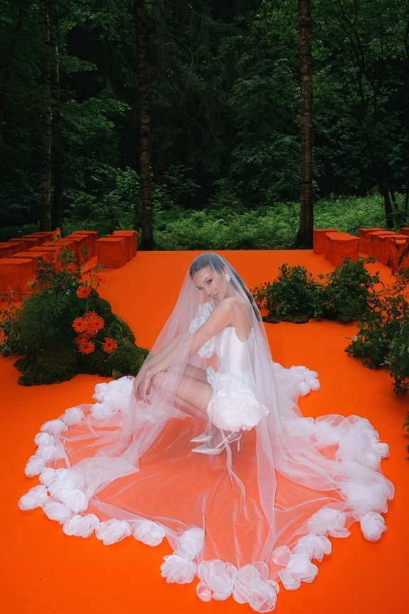 Интервью с невестой о разнице в возрасте с будущим мужем, стильном дофаминовом оформлении свадьбы и казусе с первым танцем пары